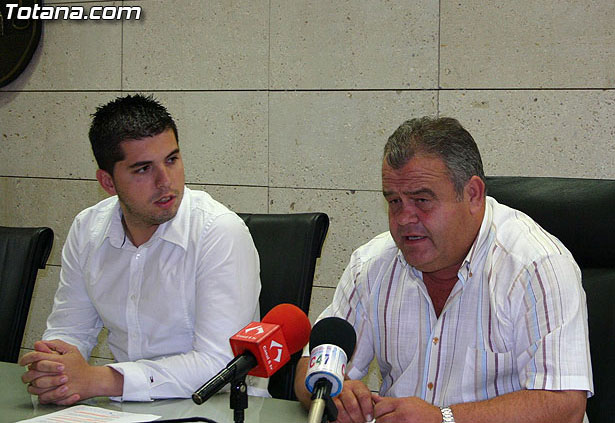 EL REPARTO DE CEBOS E INSECTICIDAS PARA ACTIVAR Y COLOCAR EN EL CAMPO COMO MEDIO DE LUCHA CONTRA LA MOSCA DE LA FRUTA QUE AFECTA A LOS CULTIVOS DE UVA DE MESA EN EL MUNICIPIO SE REALIZARÁ DESDE EL ALMACÉN MUNICIPAL, Foto 1