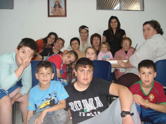 LAS MONITORAS DEL TALLER DE ARTES PLÁSTICAS HACEN ENTREGA DE UN BELÉN COMPLETO Y OTRAS FIGURAS CON DIFERENTES MOTIVOS, PARA LA ASOCIACIÓN DE AMAS DE CASA RURALES DEL RAIGUERO BAJO (2008), Foto 1