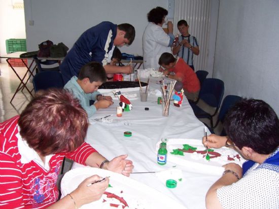 LAS MONITORAS DEL TALLER DE ARTES PLÁSTICAS HACEN ENTREGA DE UN BELÉN COMPLETO Y OTRAS FIGURAS CON DIFERENTES MOTIVOS, PARA LA ASOCIACIÓN DE AMAS DE CASA RURALES DEL RAIGUERO BAJO (2008), Foto 2