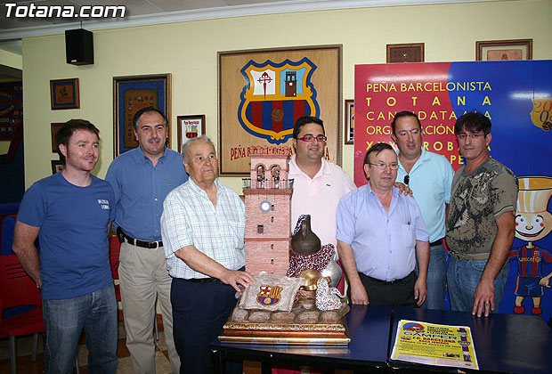 SE PRESENTA LA MAQUETA DEL MONUMENTO CONMEMORATIVO DE LA XXXII TROBADA MUNDIAL DE PEÑAS BARCELONISTAS QUE TENDRÁ LUGAR EN TOTANA EN SEPTIEMBRE DE 2009, Foto 1