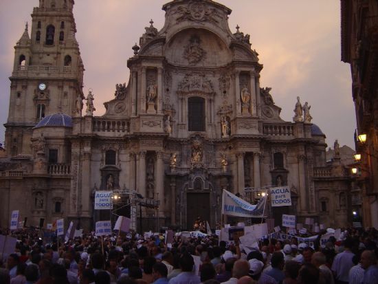 POLÍTICOS MUNICIPALES, AGRICULTORES, EMPRESARIOS Y REGANTES DE TOTANA PARTICIPAN EN LA CONCENTRACIÓN REIVINDICATIVA PARA EXIGIR LA LLEGADA DE AGUA A LA REGIÓN DE MURCIA   , Foto 1