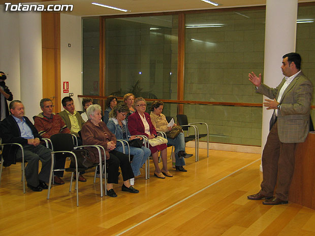 EL ALCALDE RECIBE A LOS COLECTIVOS SOCIALES DE LA LOCALIDAD Y LES INVITA A PARTICIPAR CON SUS APORTACIONES EN LA CONCEPCIÓN DEL PLAN ESTRATÉGICO LOCAL Y EN LA ELABORACIÓN DE LOS PRESUPUESTOS PARA EL 2008, Foto 1