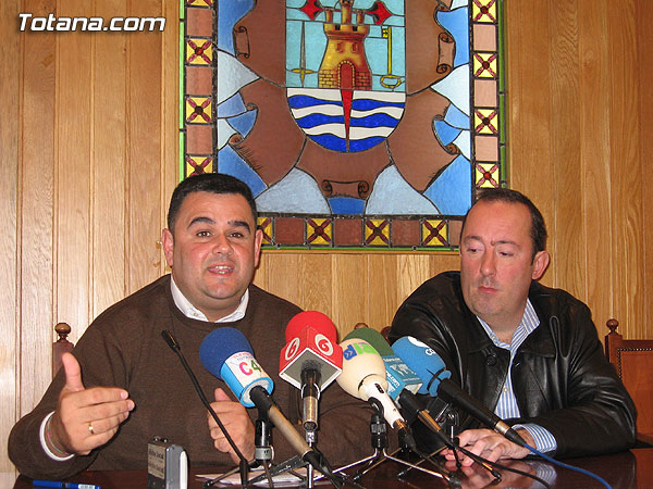 El concejal de Personal, Roque Molina, y el portavoz del gobierno municipal, Martínez Andreo, ofrecieron una rueda de prensa, Foto 1