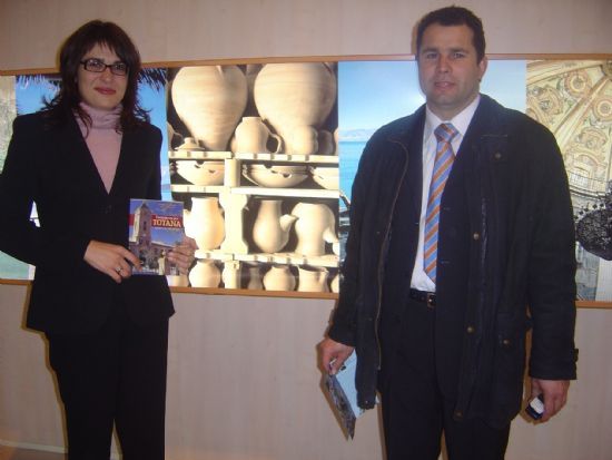 RUTAS DE SENDERISMO Y PARAJE DE LA SANTA, PRINCIPALES ATRACTIVOS DE LA OFERTA TURÍSTICA DE TOTANA EN FITUR 2005, Foto 2