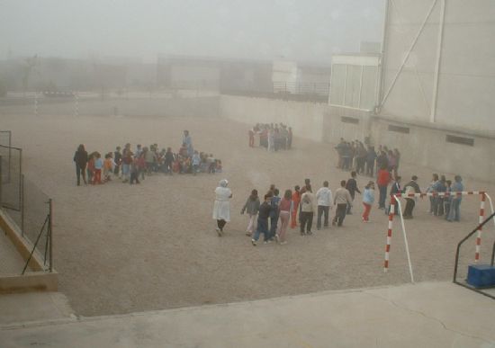 Efectivos de los servicios de emergencia realizan un simulacro de evacuación por terremoto en el colegio Guadalentín, Foto 3