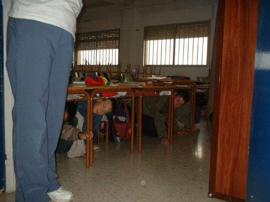 Efectivos de los servicios de emergencia realizan un simulacro de evacuación por terremoto en el colegio Guadalentín, Foto 4