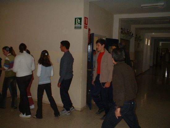 Efectivos de los servicios de emergencia realizan un simulacro de evacuación por terremoto en el colegio Guadalentín, Foto 5