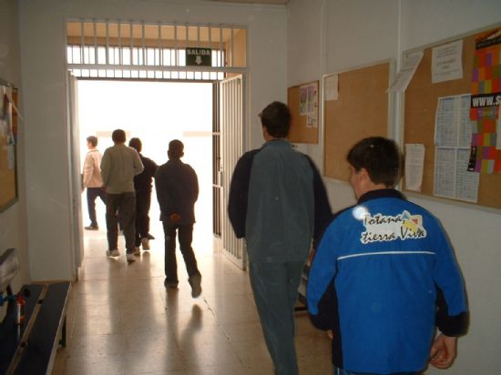 Efectivos de los servicios de emergencia realizan un simulacro de evacuación por terremoto en el colegio Guadalentín, Foto 6