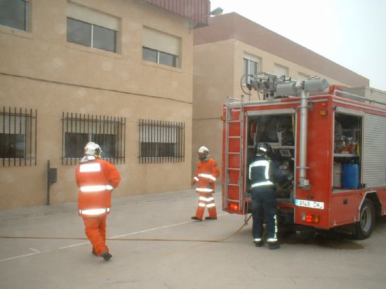 Efectivos de los servicios de emergencia realizan un simulacro de evacuación por terremoto en el colegio Guadalentín, Foto 7