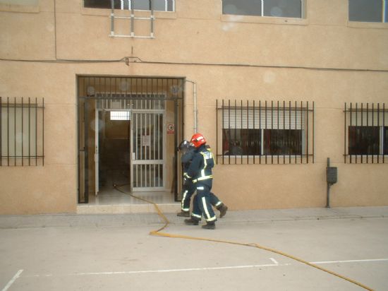 Efectivos de los servicios de emergencia realizan un simulacro de evacuación por terremoto en el colegio Guadalentín, Foto 8