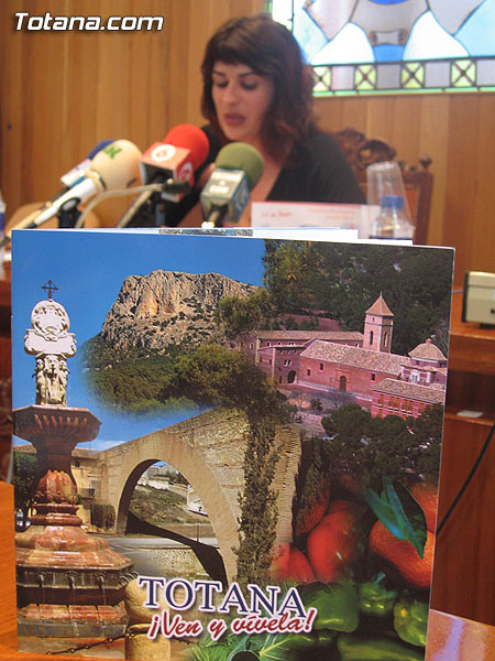 LA CONCEJAL DE CULTURA PRESENTA EL I CONCURSO DE PINTURA AL AIRE LIBRE QUE SE CELEBRARÁ EL DÍA 11 DE JUNIO EN DIFERENTES RINCONES DE TOTANA, Foto 2