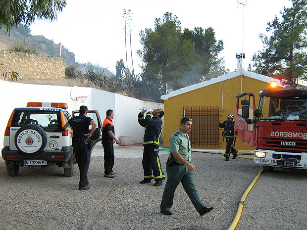 MIEMBROS DEL PARQUE DE BOMBEROS DE ALHAMA-TOTANA, PROTECCIÓN CIVIL, POLICÍA LOCAL Y GUARDIA CIVIL SOFOCAN UN CONATO DE INCENDIO EN LA CARRETERA NUEVA DE LA SANTA EVITANDO QUE EL FUEGO SE PROPAGUE A UNA VIVIENDA Y HUERTOS COLINDANTES, Foto 2
