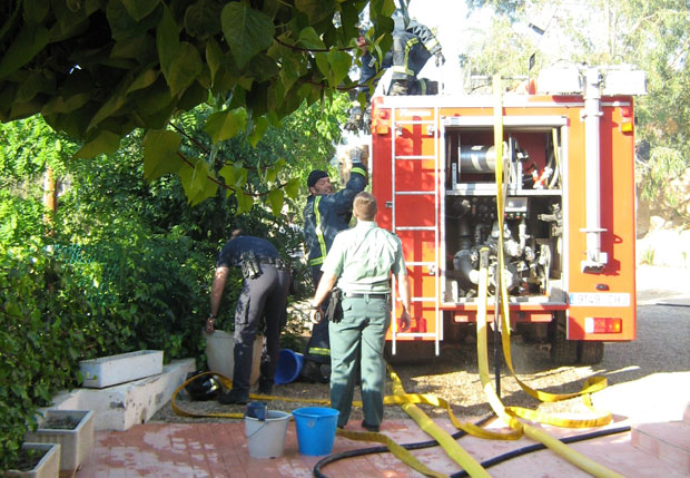 MIEMBROS DEL PARQUE DE BOMBEROS DE ALHAMA-TOTANA, PROTECCIÓN CIVIL, POLICÍA LOCAL Y GUARDIA CIVIL SOFOCAN UN CONATO DE INCENDIO EN LA CARRETERA NUEVA DE LA SANTA EVITANDO QUE EL FUEGO SE PROPAGUE A UNA VIVIENDA Y HUERTOS COLINDANTES, Foto 3