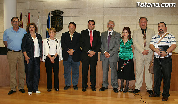 EL CONSISTORIO Y LA ASOCIACIÓN DE VÍCTIMAS DEL TERRORISMO SUSCRIBEN UN CONVENIO DE COLABORACIÓN CON EL FIN DE APOYAR MORAL Y MATERIALMENTE EN LA REPARACIÓN DE LOS DAÑOS QUE SUFREN LAS VÍCTIMAS DE ESTOS DELITOS, Foto 1