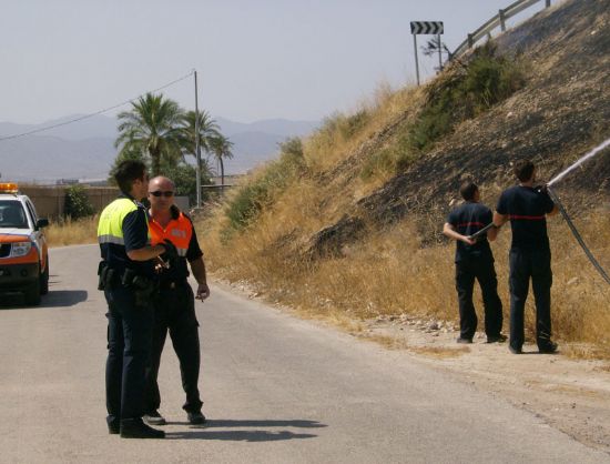 VOLUNTARIOS DE PROTECCION CIVIL DE TOTANA PARTICIPAN EN LAS LABORES DE EXTINCIÓN DE UN INCENDIO JUNTO AL PUENTE DE LA VIA DEL TREN (2007), Foto 1