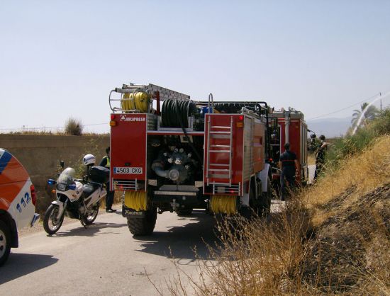 VOLUNTARIOS DE PROTECCION CIVIL DE TOTANA PARTICIPAN EN LAS LABORES DE EXTINCIÓN DE UN INCENDIO JUNTO AL PUENTE DE LA VIA DEL TREN (2007), Foto 3