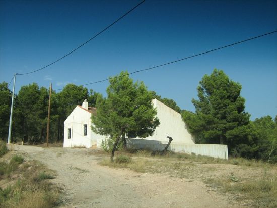 EL ALCALDE DE TOTANA Y EL CONCEJAL DE SEGURIDAD CIUDADANA SE REÚNEN CON EL ALCALDE PEDÁNEO Y VECINOS DE “LA SIERRA” PARA ACOMETER LOS PROYECTOS DE DOTACIÓN DE SERVICIOS BÁSICOS E INFRAESTRUCTURAS EN LA ZONA (2007), Foto 1