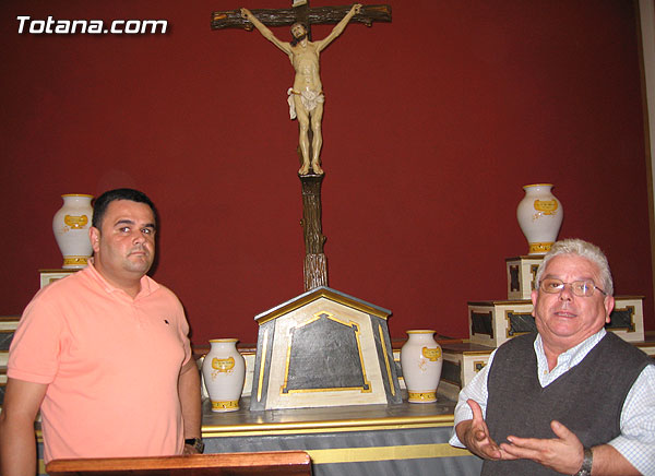 LAS CONCEJALÍAS DE CULTURA Y FOMENTO RESTAURAN EL MARCO DEL CUADRO ÁNIMAS DEL PURGATORIO Y EL CRISTO EN LA CRUZ EN LA CAPILLA DEL CEMENTERIO, Foto 2