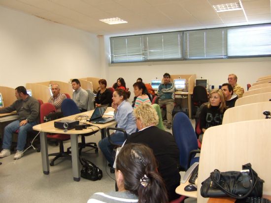 SE CLAUSURA EL CURSO “INTRODUCCIÓN A LA INFORMÁTICA BÁSICA E INTERNET” CON LA ENTREGA DE DIPLOMAS A LOS VEINTE PARTICIPANTES, Foto 3