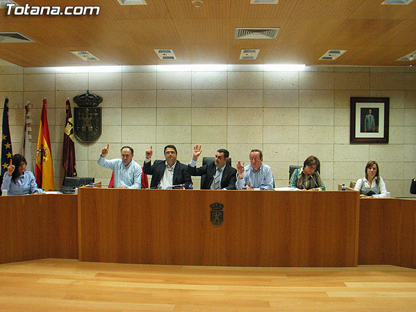 EL PLENO REALIZÓ UN HOMENAJE AL BEATO JOSE Mª CÁNOVAS Y ACORDÓ EL ACONDICIONAMIENTO DE UNA SERIE DE VÍAS EN PEDANÍAS ASÍ COMO LA CONCESIÓN DE BECAS A ESTUDIANTES PARA EL TRANSPORTE PÚBLICO, ENTRE OTRAS COSAS (2007), Foto 1