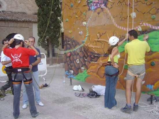 VARIAS ASOCIACIONES Y ENTIDADES JUVENILES DE TOTANA PARTICIPAN EN LA V FERIA REGIONAL ZONA JOVEN´2004 QUE SE CELEBRA EN MURCIA HASTA EL DOMINGO, Foto 3