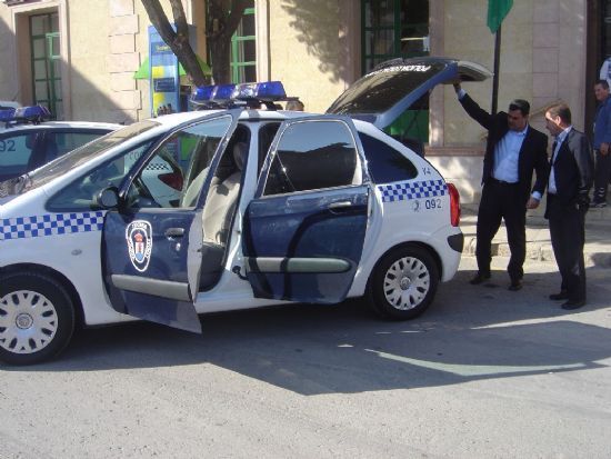 ALCALDE Y CONCEJAL SEGURIDAD ENTREGAN OTRO NUEVO VEHÍCULO AL SARGENTO POLICÍA LOCAL AMPLIAR PARQUE MÓVIL, Foto 1