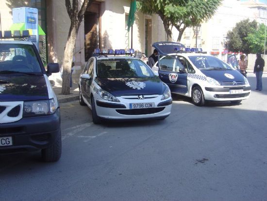 ALCALDE Y CONCEJAL SEGURIDAD ENTREGAN OTRO NUEVO VEHÍCULO AL SARGENTO POLICÍA LOCAL AMPLIAR PARQUE MÓVIL, Foto 2