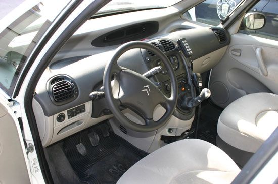 ALCALDE Y CONCEJAL SEGURIDAD ENTREGAN OTRO NUEVO VEHÍCULO AL SARGENTO POLICÍA LOCAL AMPLIAR PARQUE MÓVIL, Foto 4