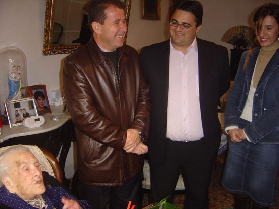 Autoridades municipales felicitan en su cien cumpleaños a María Cleofé Martínez Aparici, uno de los tres ancianos centenarios vecinos del municipio, Foto 1