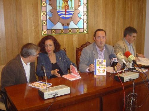 Ayuntamiento edita una agenda escolar que se distribuirá entre alumnos ies Totana para facilitar comunicación entre centro y padres, Foto 1