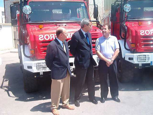 Consorcio extinción de incendios y salvamento entrega vehículo autobombas forestales a los alcaldes de Totana y Alhama, Foto 1