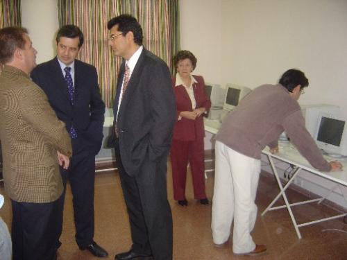 Caja de ahorros del Mediterráneo dona dos ordenadores al centro municipal de la tercera edad para facilitar el acceso de los mayores a las nuevas tecnologías, Foto 1
