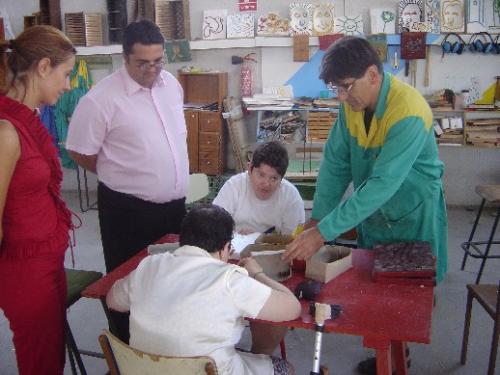 Los treinta alumnos del centro ocupacional “José Moyá Trilla” se beneficiarán este curso 2003/2004 de un programa de atención individualizada, Foto 2