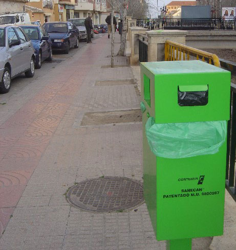 Concejalía de salud pública instala 15 contenedores para depósito excrementos animales de compañía en diferentes puntos de la ciudad, Foto 1