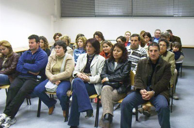 Autoridades municipales entregan diplomas a los 160 alumnos participantes en los cursos de formación impartidos durante el segundo semestre de 2003 en el Centro de Desarrollo Local, Foto 1