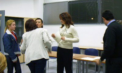 Autoridades municipales entregan diplomas a los 160 alumnos participantes en los cursos de formación impartidos durante el segundo semestre de 2003 en el Centro de Desarrollo Local, Foto 2