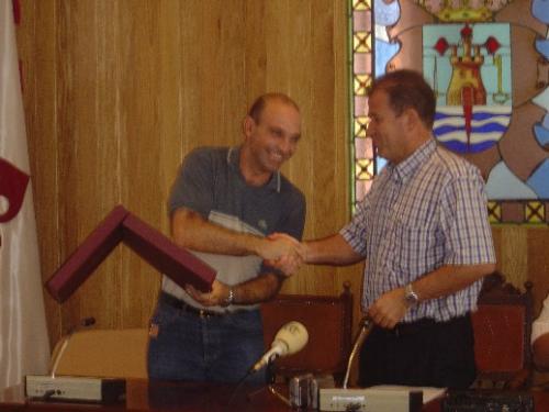 Ayuntamiento realiza un acto de reconocimiento al defensor del vecino saliente, Ángel Poveda Flores, por su labor en la anterior legislatura, Foto 1