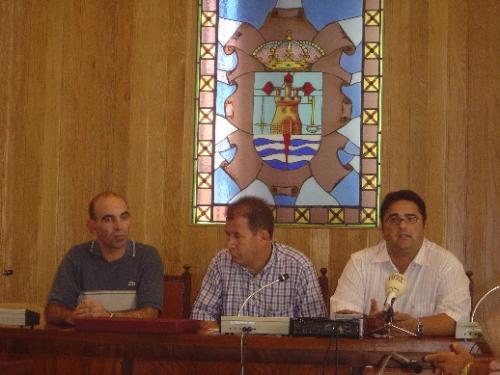 Ayuntamiento realiza un acto de reconocimiento al defensor del vecino saliente, Ángel Poveda Flores, por su labor en la anterior legislatura, Foto 2