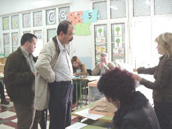 La jornada electoral se desarrolla con total normalidad en Totana, en la que se registró una participación del 80,67% (PP 61,98%; PSOE 29,02%; IU 6,56%) , Foto 1