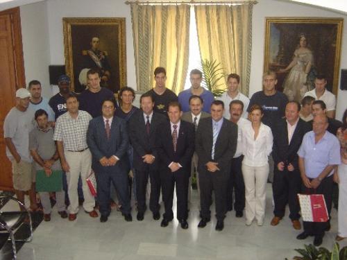 Alcalde y corporación municipal realizan una recepción oficial al club de baloncesto etosa lucentum de la acb que patrocina la empresa constructora totanera, Foto 1