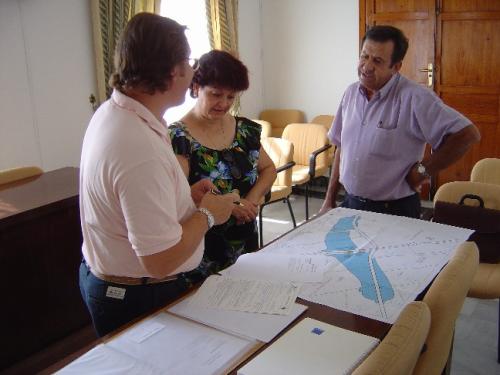 Técnicos de renfe y ministerio fomento informan afectados procedimiento expropiaciones por obras construcción paso elevado línea ferrocarril en diputación Lébor alto, Foto 1