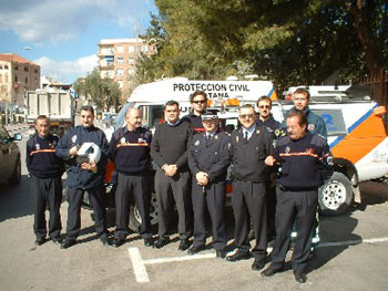 Alumnos escuela infantil Clara Campoamor participan actividad acercamiento vehículos de emergencias policia local, protección civil y bomberos, Foto 1