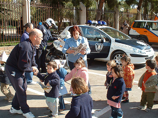 Alumnos escuela infantil Clara Campoamor participan actividad acercamiento vehículos de emergencias policia local, protección civil y bomberos, Foto 2