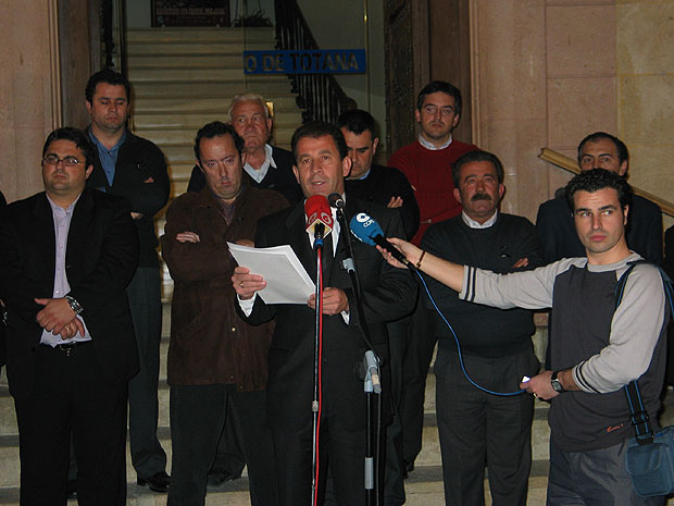 Cerca 2.000 totaneros realizan una concentración silenciosa como señal de condena y repulsa contra ETA por los atentados perpetrados en Madrid , Foto 1