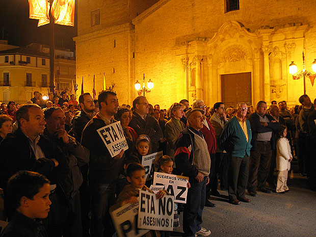 Cerca 2.000 totaneros realizan una concentración silenciosa como señal de condena y repulsa contra ETA por los atentados perpetrados en Madrid , Foto 2
