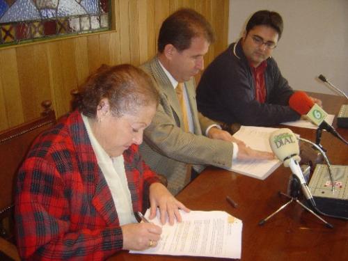 El Ayuntamiento suscribe un convenio de colaboración para la promoción de las actividades y proyectos de la asociación enfermos mentales de Totana, Foto 1