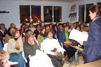 La Concejal de Mujer entrega diplomas a las personas que han participado en el curso de salud sobre envejecimiento saludable, Foto 1