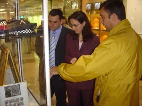 Los concejales de seguridad ciudadana de Murcia y Totana inauguran la exposición sobre material de la policía local de Totana en el centro comercial “atalayas”, Foto 1