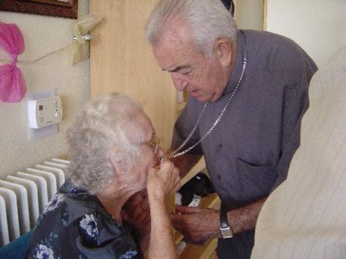 El obispo emérito Javier Azagra visita residencia “la purísima” con motivo actos día internacional las personas mayores organizados por el Ayuntamiento, Foto 2