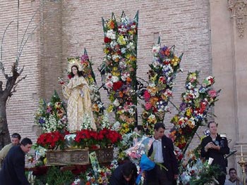 Varios cientos de vecinos participan en la ofrenda floral a la Patrona Santa Eulalia, que pone el punto final al programa de festejos patronales, Foto 1